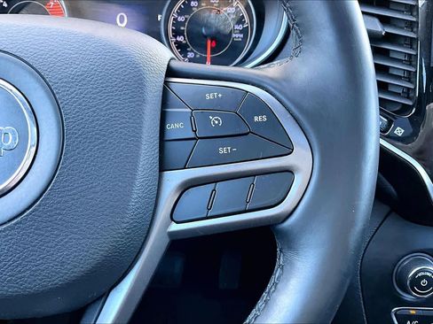 Used 2019 Jeep Cherokee Limited image 25