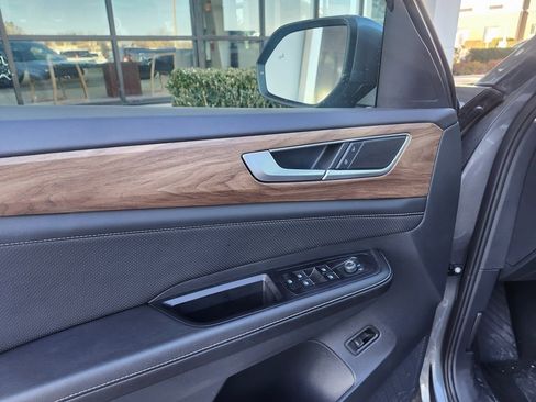 Used 2025 Volkswagen Atlas SE image 8