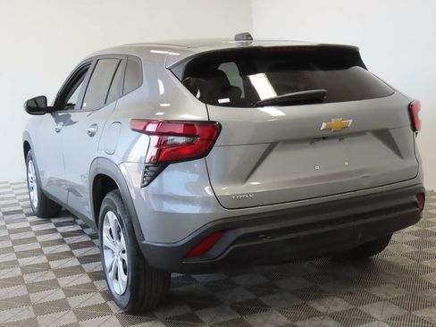 Used 2025 Chevrolet Trax LS FWD image 3