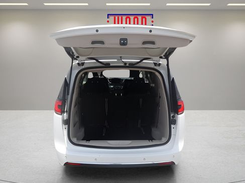 Used 2023 Chrysler Pacifica Touring-L FWD image 10
