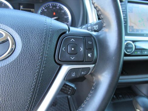 Used 2019 Toyota Highlander XLE image 19