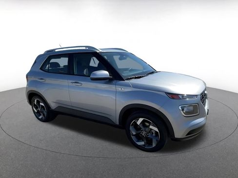 Used 2025 Hyundai Venue SEL image 2