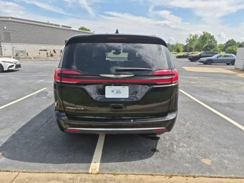 Used 2024 Chrysler Pacifica Touring-L FWD image 7