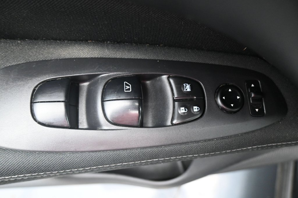 Used 2017 Nissan Pathfinder S AWD/4WD image 11