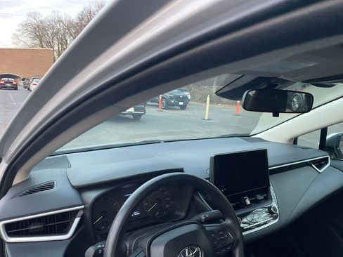 Used 2025 Toyota Corolla LE image 31