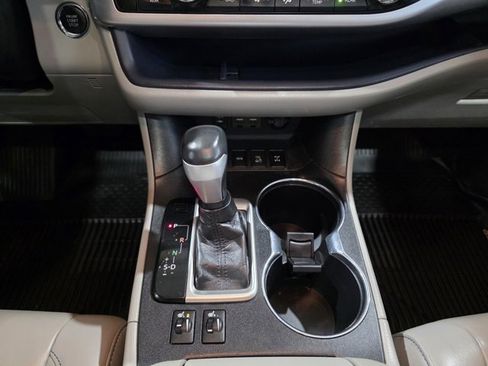 Used 2019 Toyota Highlander XLE image 21