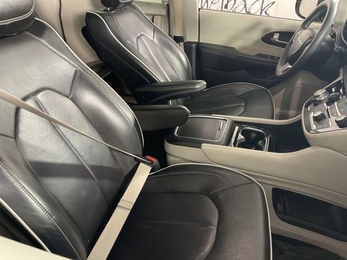 Used 2023 Chrysler Pacifica Limited image 25