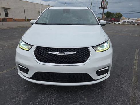 Used 2023 Chrysler Pacifica Touring-L FWD image 3
