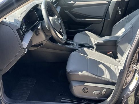Used 2025 Volkswagen Jetta SE FWD image 9