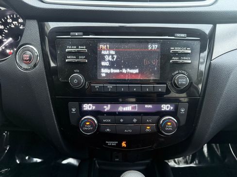 Used 2016 Nissan Rogue SV image 26