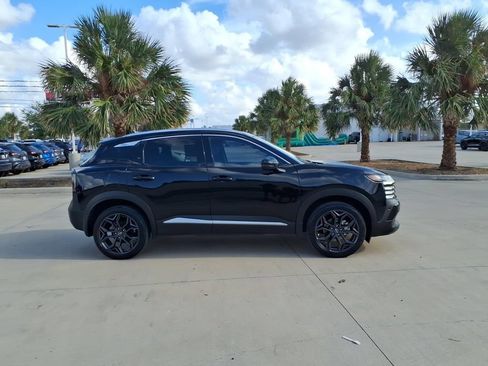 Used 2025 Nissan Kicks SR FWD image 6