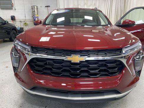 Certified 2025 Chevrolet Trax LT w/ Driver Confidence Package FWD image 32