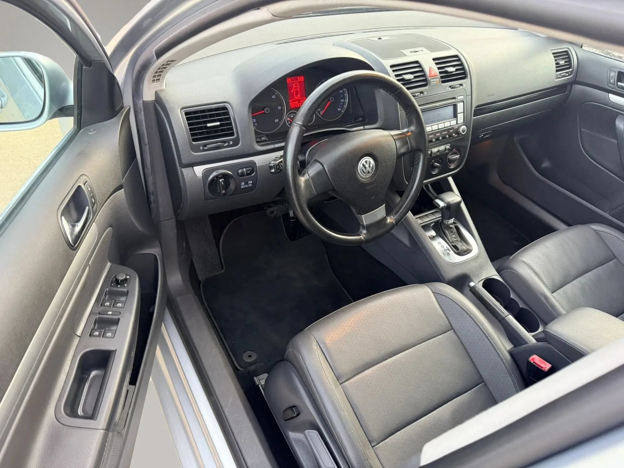 Used 2009 Volkswagen Jetta TDI FWD image 11