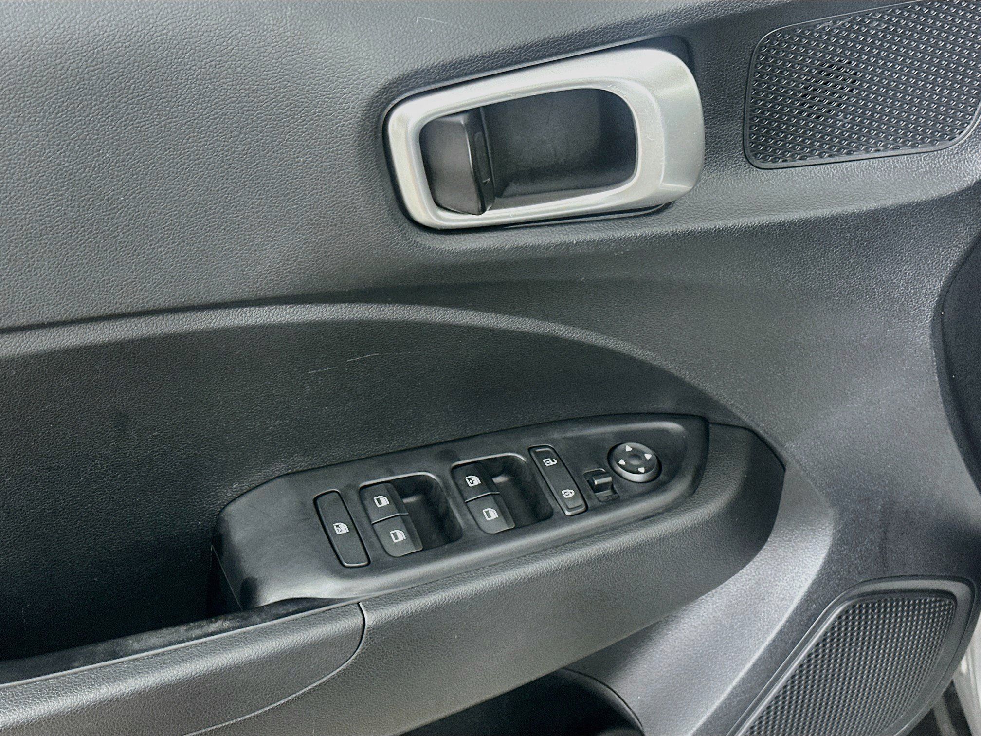Used 2025 Hyundai Venue SEL FWD image 15