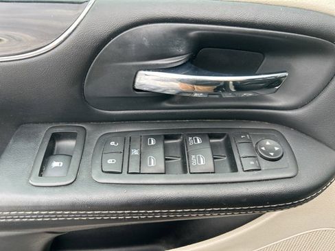 Used 2017 Dodge Grand Caravan SE image 9