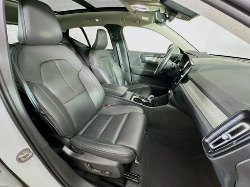 Used 2025 Volvo XC40 B5 Plus AWD/4WD image 30
