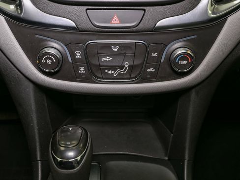 Used 2019 Chevrolet Equinox LS FWD image 30