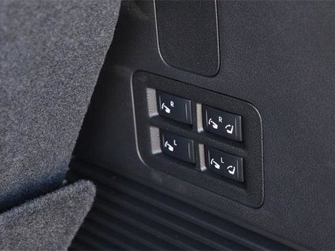 Used 2025 Nissan Armada SL w/ Captain's Chari Seat Package image 8