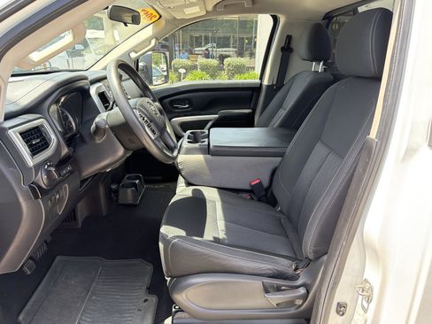 Used 2017 Nissan Titan SV RWD image 16