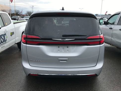 Used 2024 Chrysler Pacifica Touring-L image 11