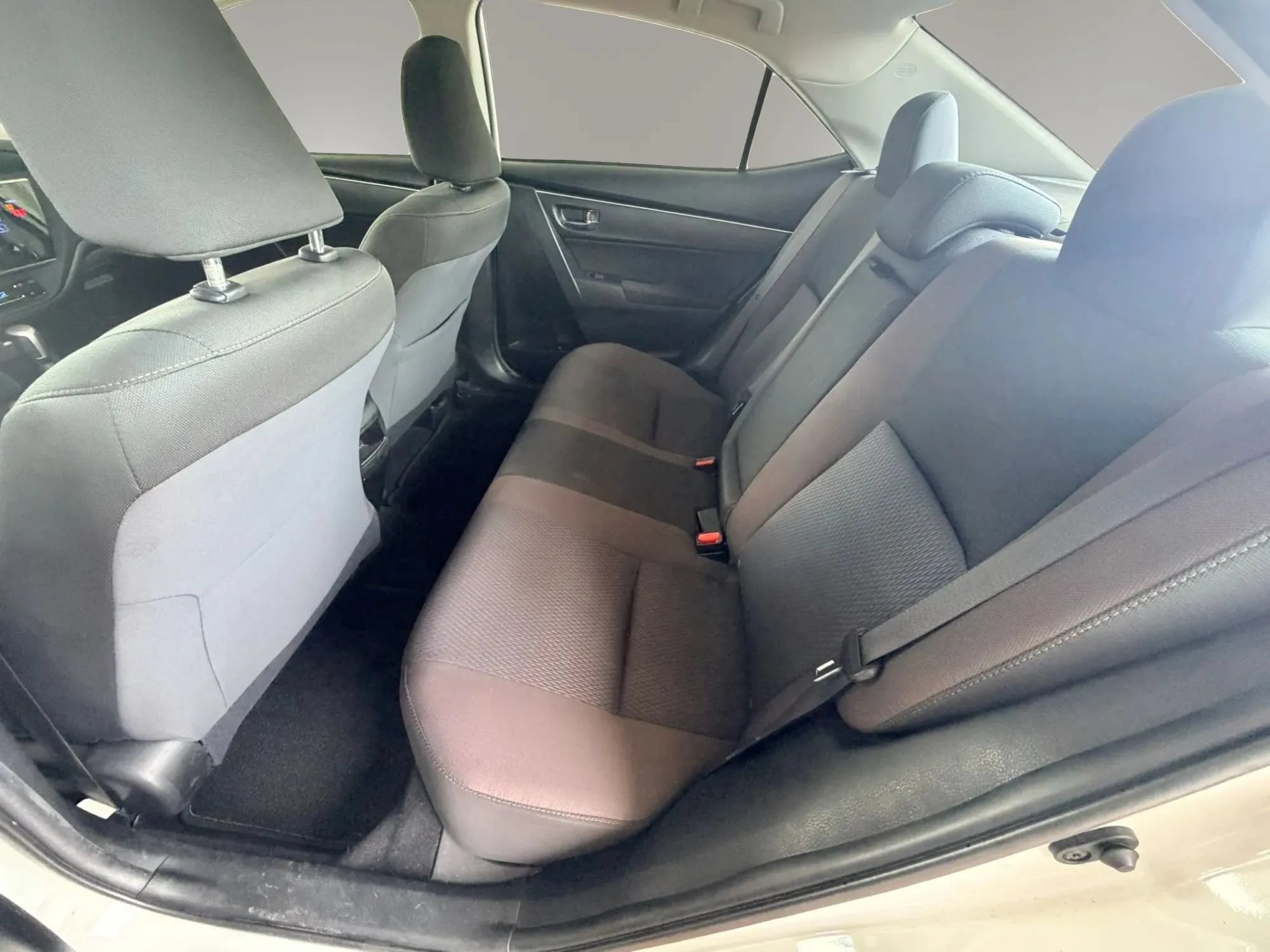 Used 2019 Toyota Corolla LE w/ Carpet Mat Package (TMS) FWD image 18