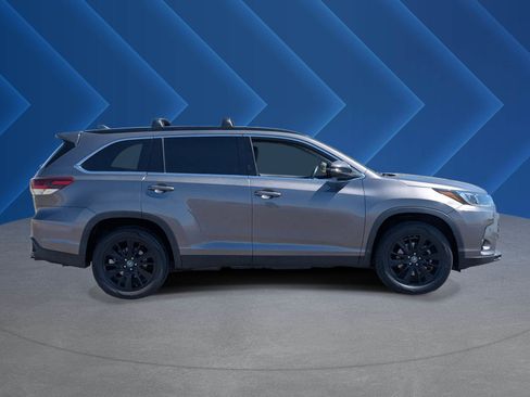 Used 2019 Toyota Highlander SE FWD image 2