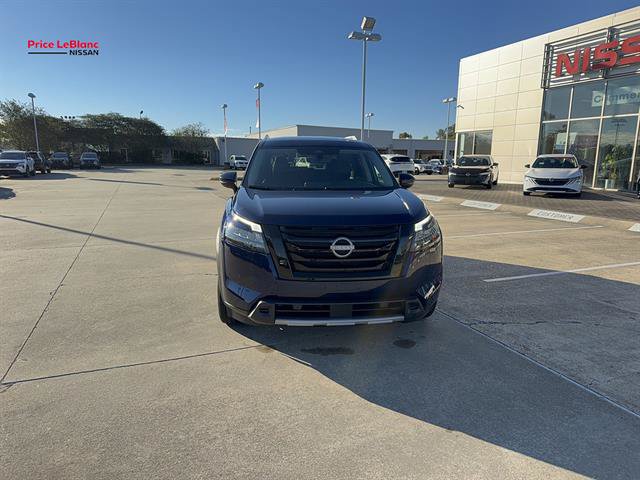 Used 2025 Nissan Pathfinder SL FWD image 3