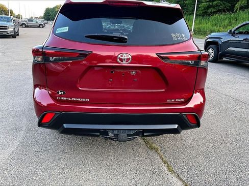 Certified 2024 Toyota Highlander XLE AWD/4WD image 10