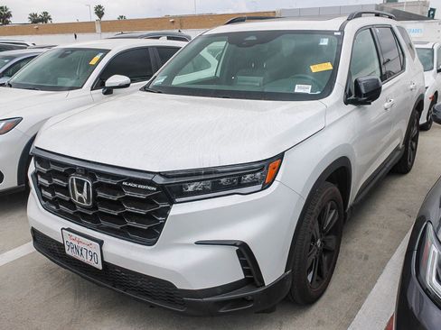 Certified 2025 Honda Pilot Black Edition image 2