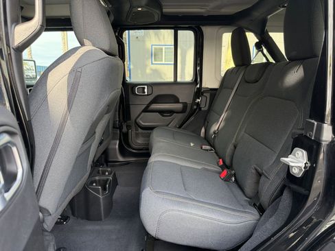 Used 2025 Jeep Wrangler Sahara image 24