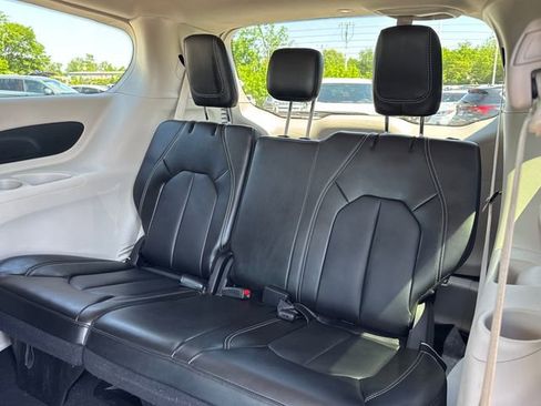 Used 2024 Chrysler Pacifica Touring-L FWD image 12