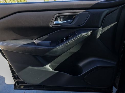 Used 2024 Nissan Rogue SV image 23