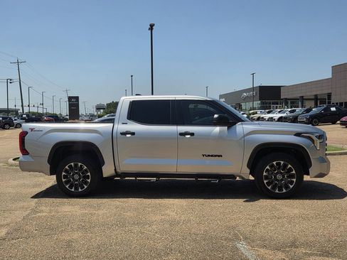 Used 2022 Toyota Tundra SR5 RWD image 3