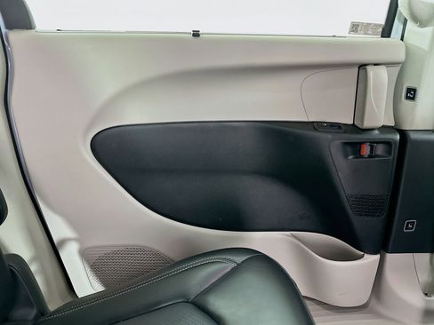 Used 2024 Chrysler Pacifica Touring-L image 25