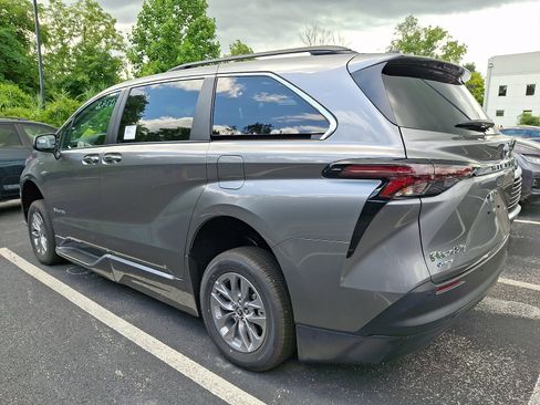 Used 2026 Toyota Sienna XLE FWD image 3