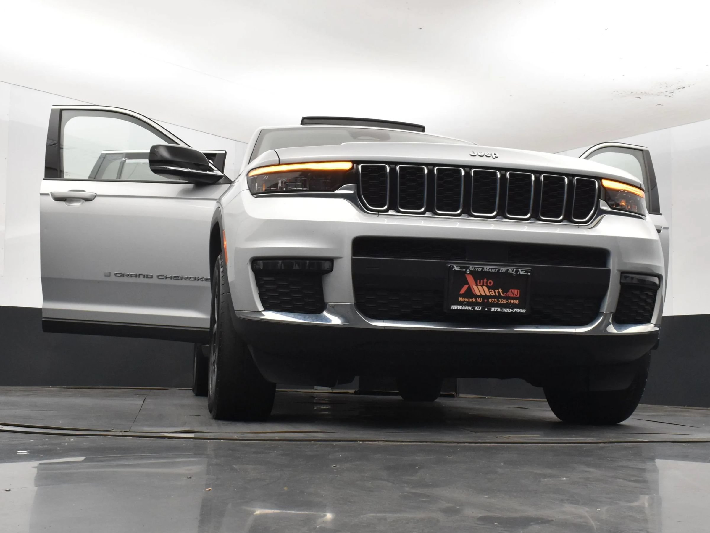Used 2023 Jeep Grand Cherokee L Limited AWD/4WD image 8