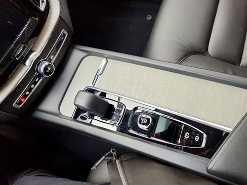 Certified 2025 Volvo XC60 B5 Plus image 26