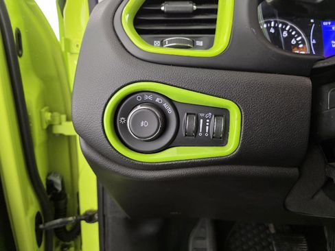 Used 2018 Jeep Renegade Latitude w/ Cold Weather Group image 32