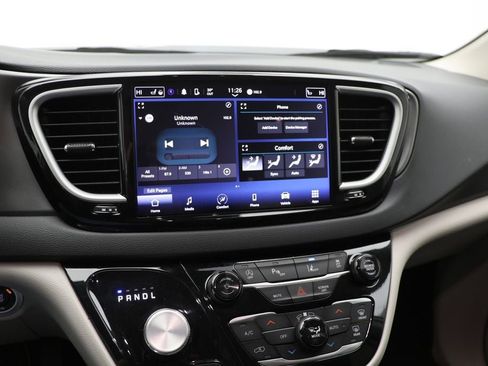 Used 2024 Chrysler Pacifica Touring-L image 19