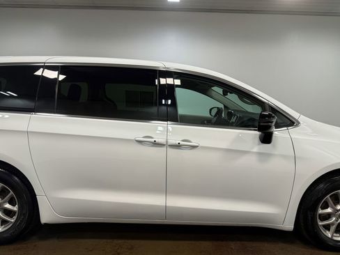 Used 2024 Chrysler Pacifica Touring-L image 32