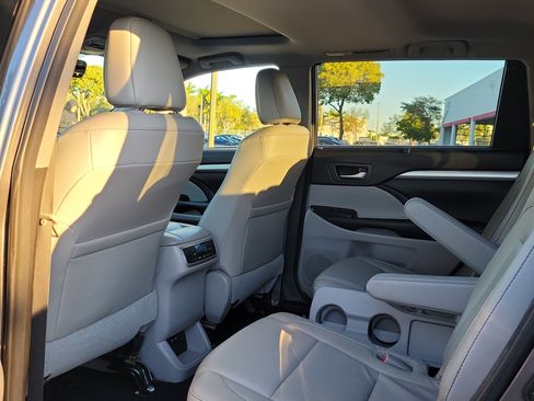 Used 2017 Toyota Highlander XLE image 10