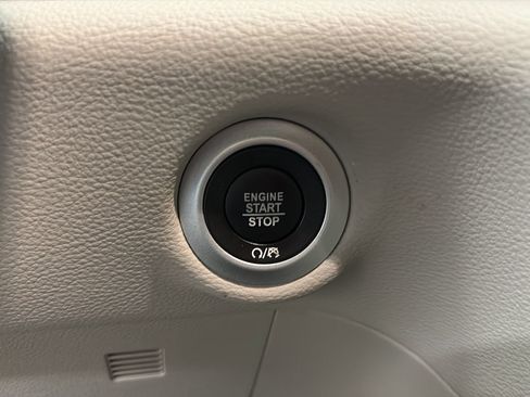 Used 2024 Chrysler Pacifica Limited FWD image 19