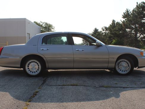 Used 2002 Lincoln Town Car Executive RWD image 32