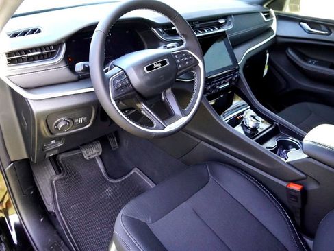 New 2025 Jeep Grand Cherokee Laredo image 9