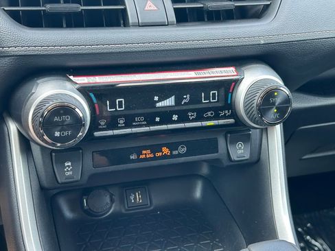 Used 2025 Toyota RAV4 XLE FWD image 28