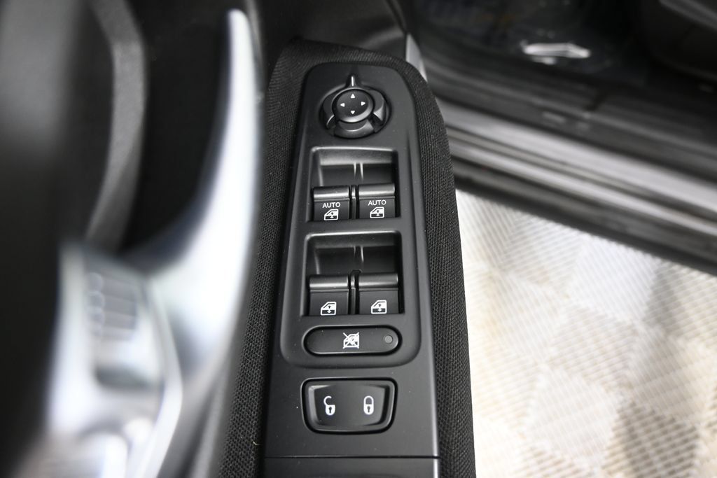 Used 2018 Jeep Renegade Latitude w/ Cold Weather Group AWD/4WD image 19