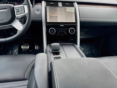 Used 2025 Land Rover Discovery Dynamic SE AWD/4WD image 19