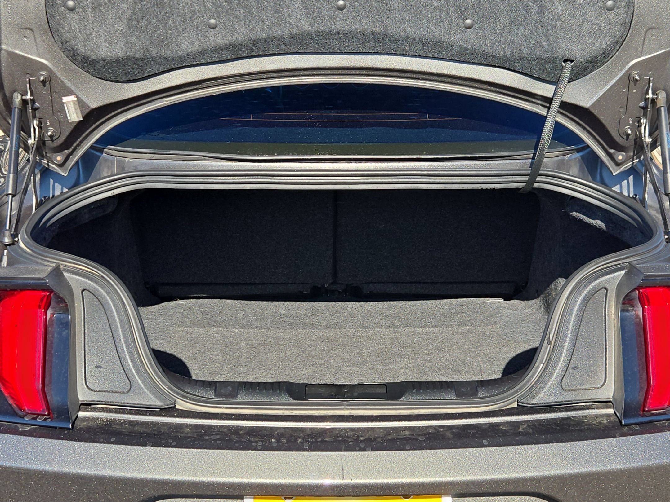 Used 2018 Ford Mustang Coupe RWD image 24