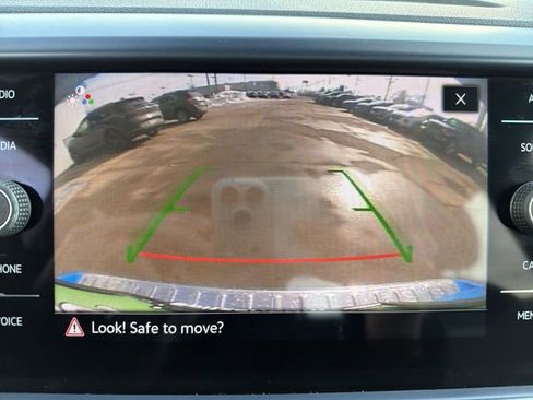 Used 2023 Volkswagen Taos SE w/ Panoramic Sunroof Package image 19