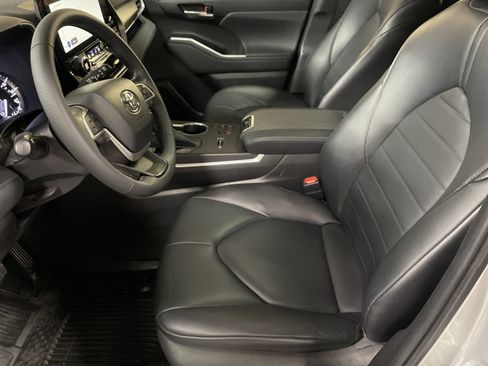 Used 2023 Toyota Highlander XLE FWD image 16